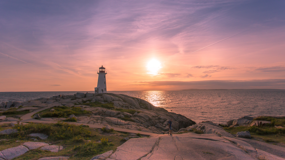 lighthouse at sunset in Atlantic Canada | move to Canada